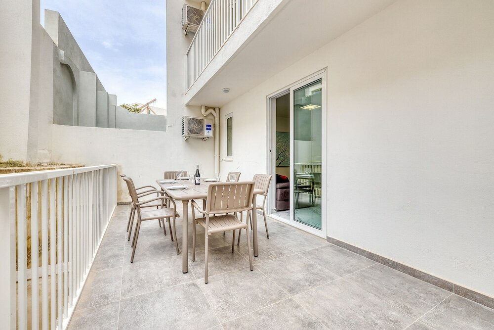 Фото Cosy Apartment Steps to St George's Bay