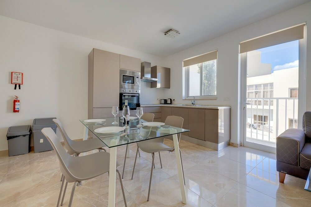 Фото Deluxe Apartment Steps to St George's Bay