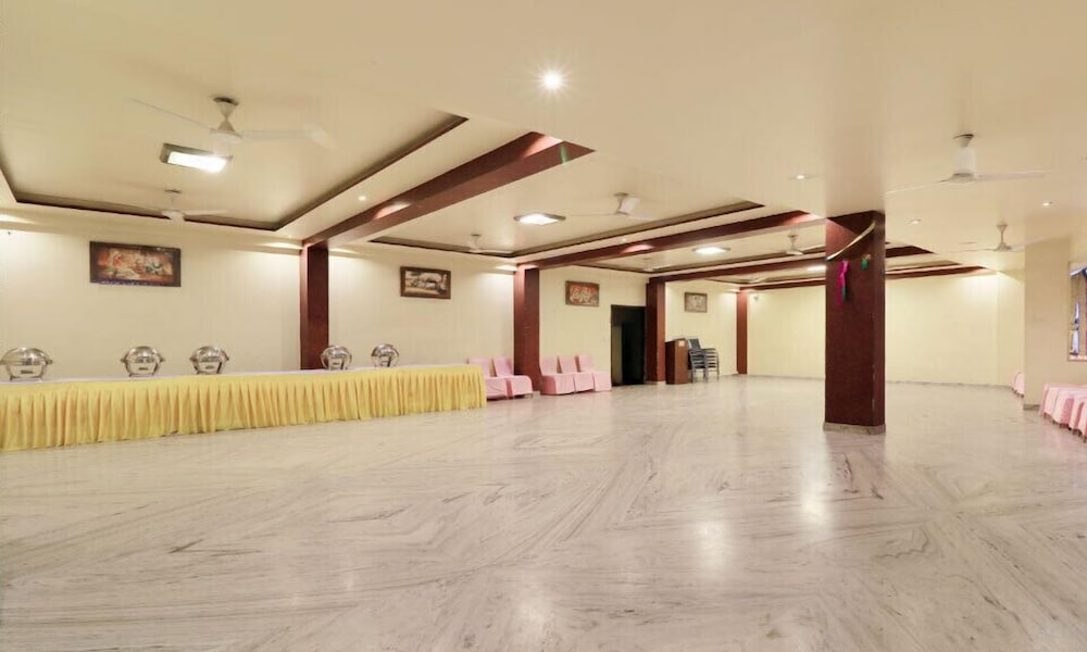 Фото Jypore Saffron Inn & Suites