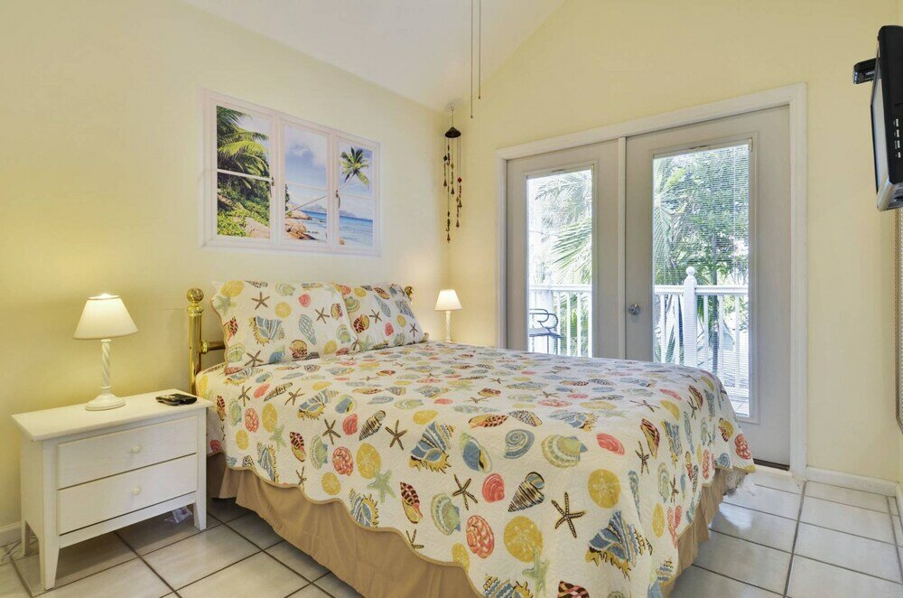 Фото Linger Longer by Avantstay Key West Walkable Gated Community, Shared Pool Week Long Stays Only