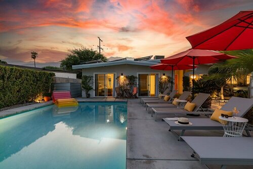 Гостиница Lloyd by Avantstay Palm Spring Paradise w Pool, Large Yard & Table Tennis! Permit 3779 в Палм-Спрингс