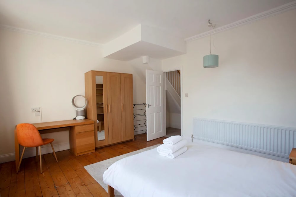 Фото Homely 3 Bedroom House in Bath