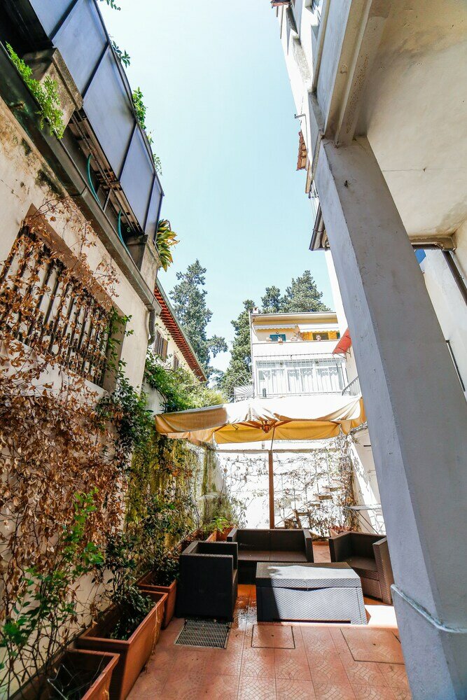 Фото Traditional apt Close to The Duomo - private yard!