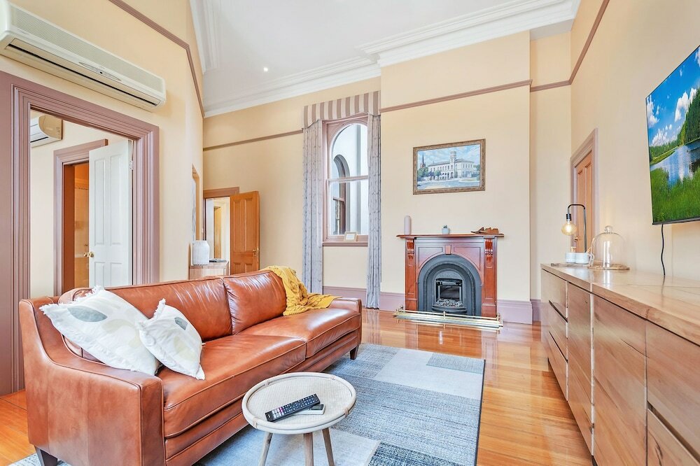 Фото Clocktower Suites