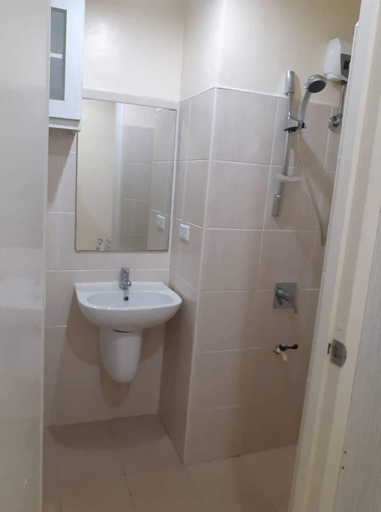 Фото Roxas Blvd Ermita Studio Us Embassy Mla