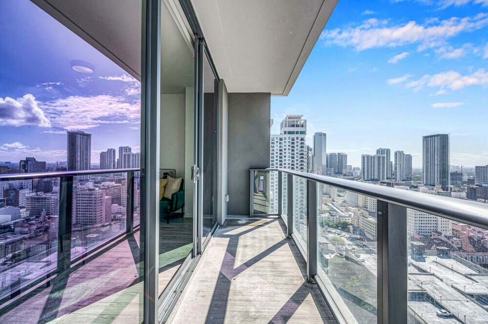 Фото Spacious Apartment with City View