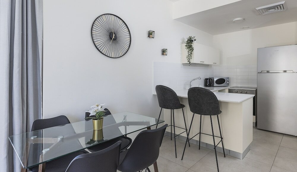 Фото J-Tower Apartments