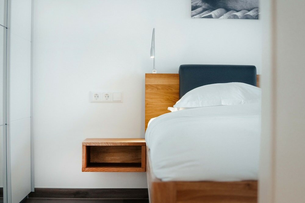 Фото Bright Chic 1br Apt w Balc & Prkg