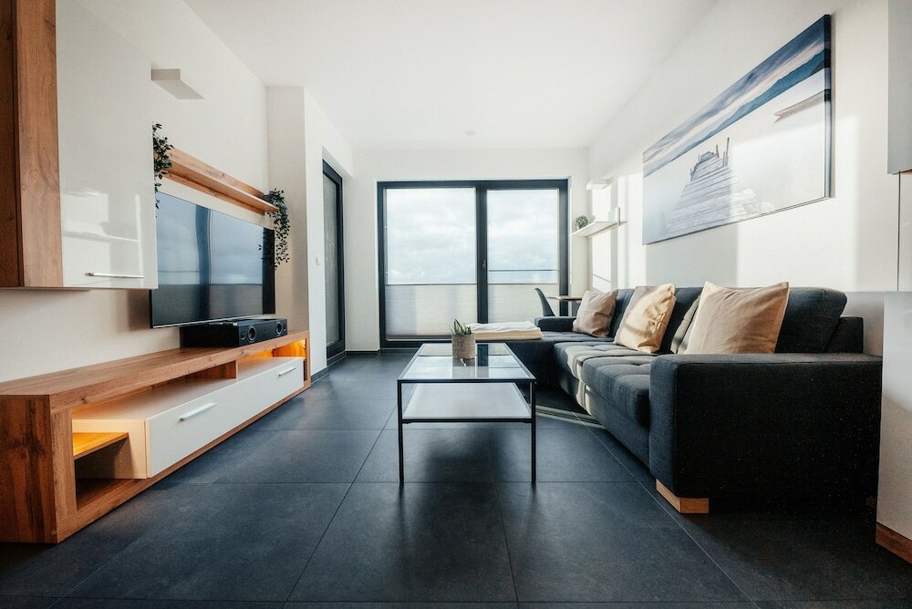 Фото Bright Chic 1br Apt w Balc & Prkg