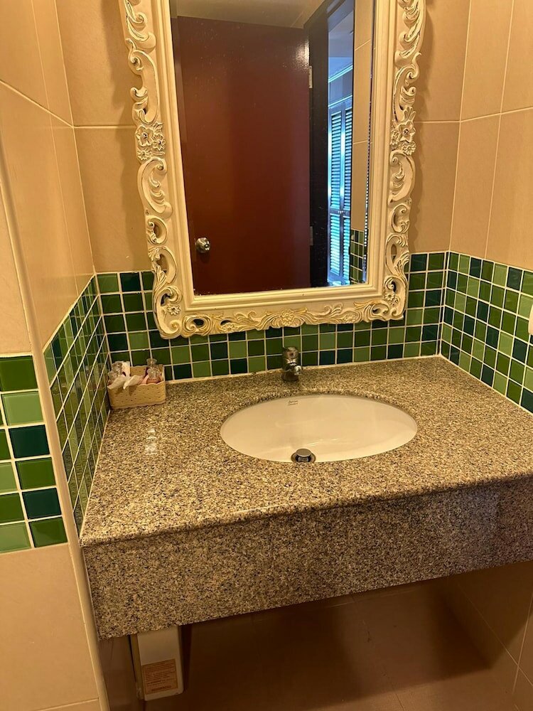 Фото Omni Tower Direct Rooms Sukhumvit Soi 4