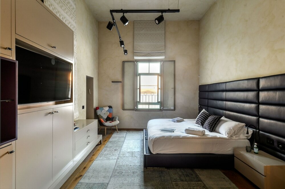 Фото Classical Spacious 3br apartment