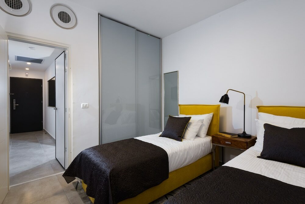 Фото Contemporary & Texture-Rich Hideaway