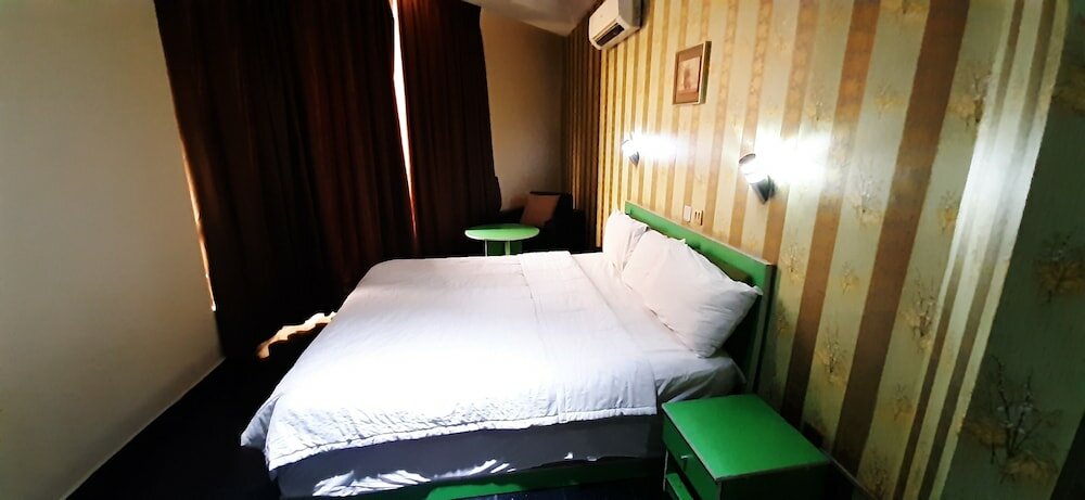 Фото Greenwood Court Hotels & Suites