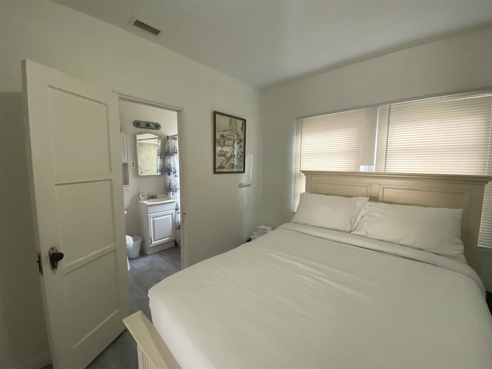 Фото Orange Tree Cottages Downtown