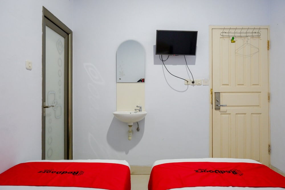 Фото RedDoorz @ Hotel Bravo Pantai Kamali Bau Bau