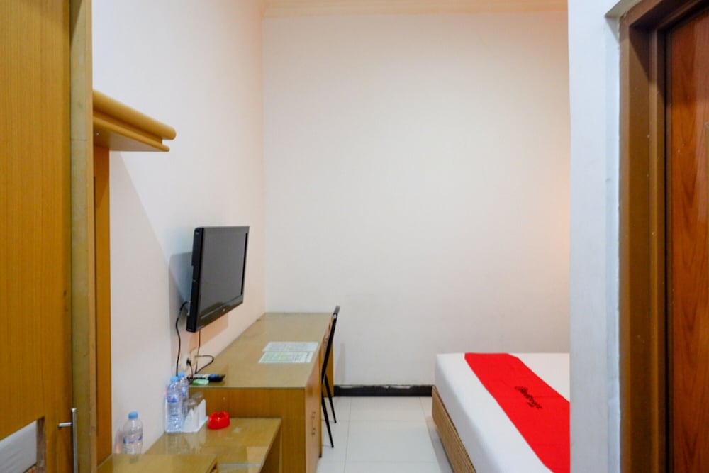 Фото RedDoorz near Monumen Habibi Ainun