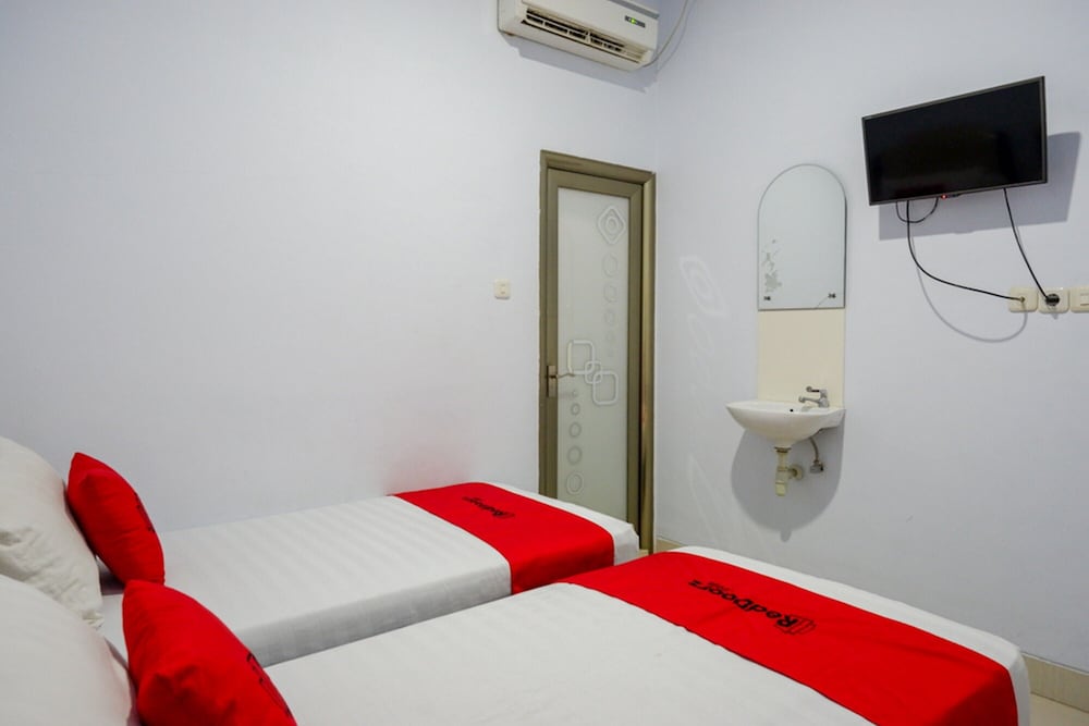 Фото RedDoorz @ Hotel Bravo Pantai Kamali Bau Bau