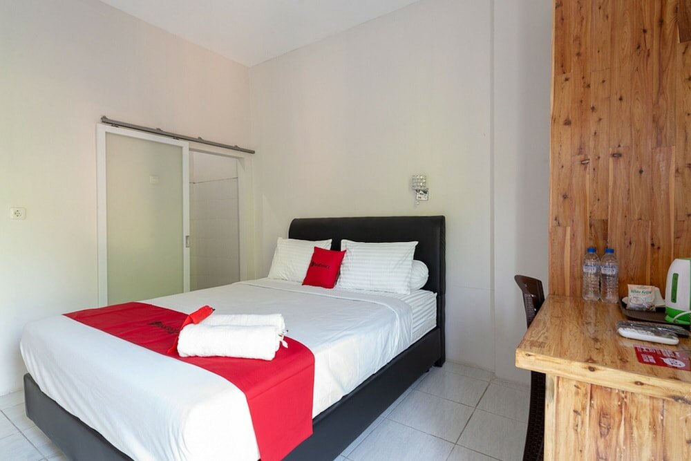 Фото RedDoorz Plus Syariah @ Raya Nginden 2