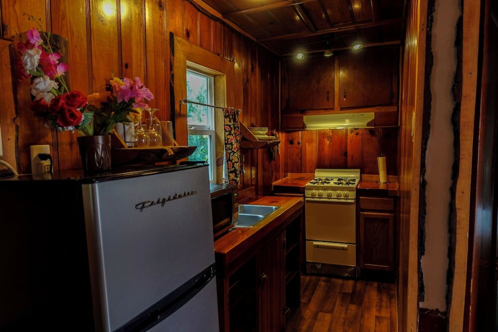 Фото Sleepy Hollow Cabins and Hotel