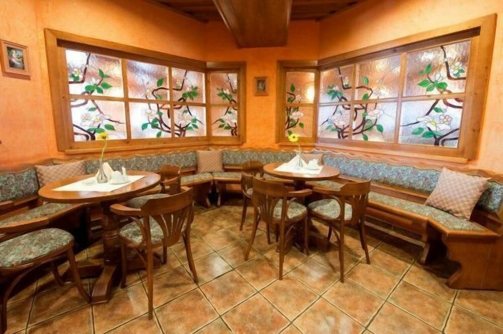 Фото Hotel Karpatsky Dvor