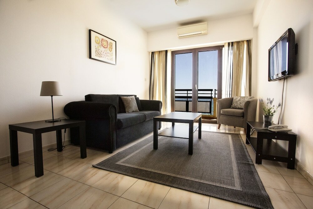 Фото Pigeon Beach Hotel Apartments