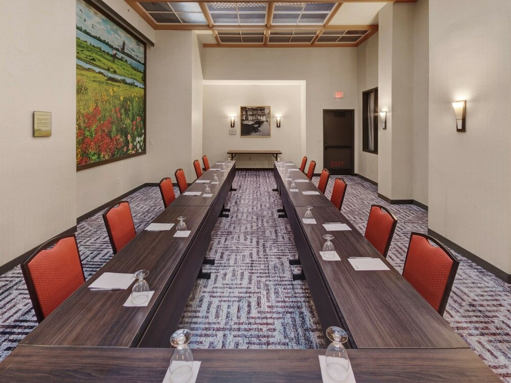 Фото Hilton Garden Inn Milwaukee Downtown