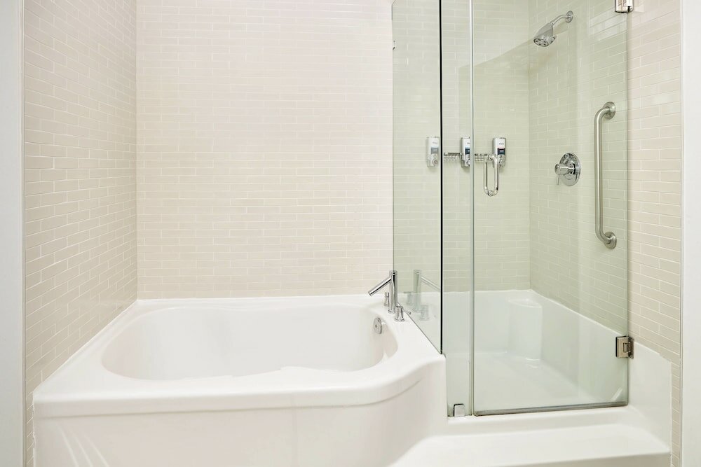 Фото Four Points by Sheraton Edmonton Gateway