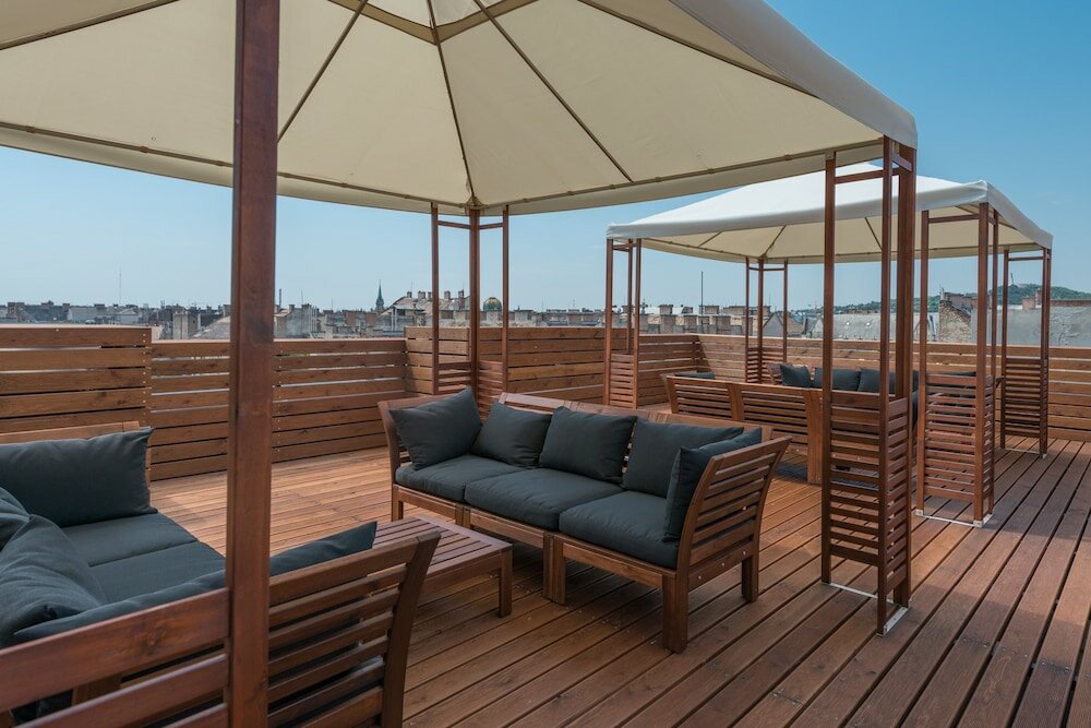 Фото Corvin Plaza Apartments and Suites