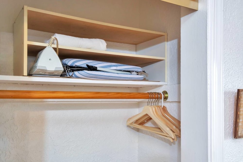 Фото Charming Studio With Bath, Free Parking, Hollywood