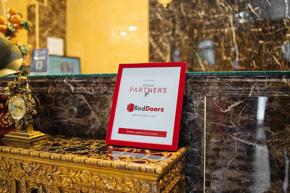 Фото RedDoorz Plus @ Aguirre Avenue Bf Homes