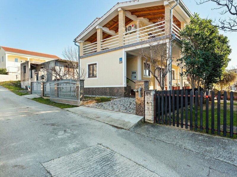 Гостиница Modern Holiday Home in Jasenice With Veranda