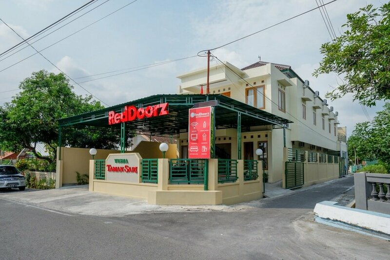 Гостиница RedDoorz near Stadion 45 Karanganyar