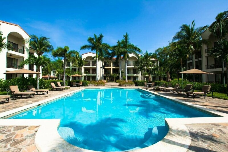 Гостиница Big 2nd-floor Unit With Stylish Furnishings Over the Pool at Pacifico in Coco