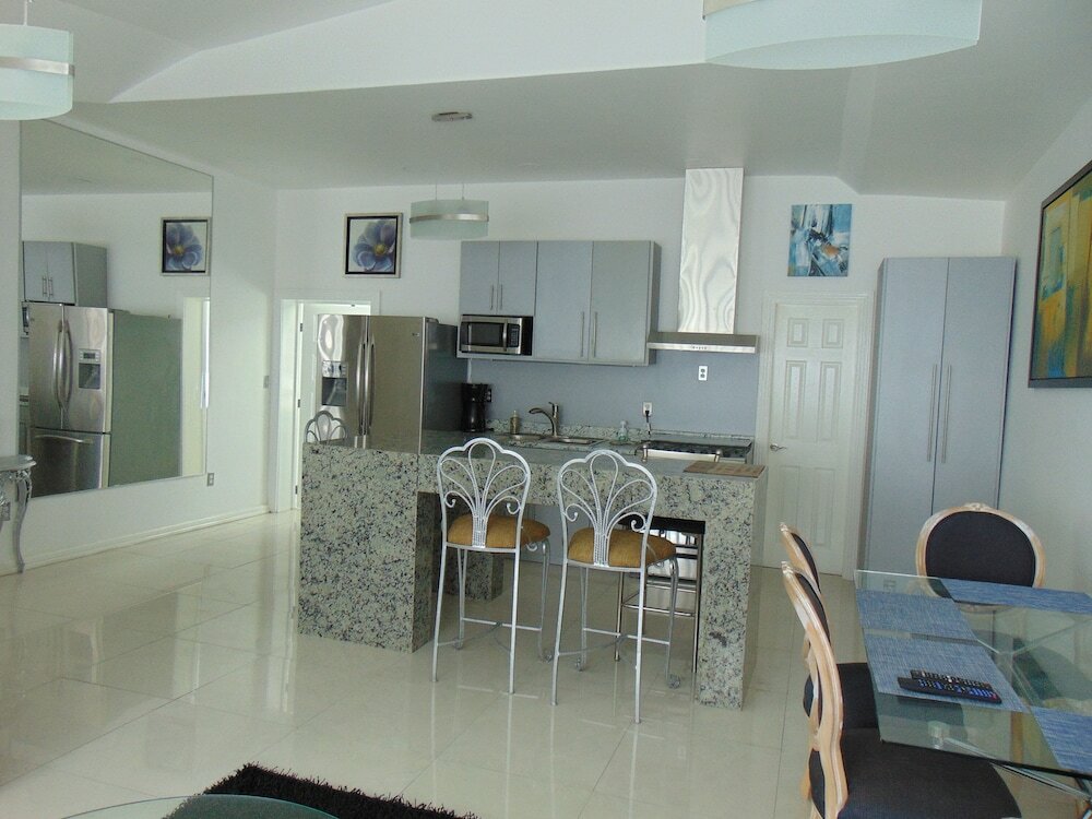 Фото Modern Townhome Prime Location