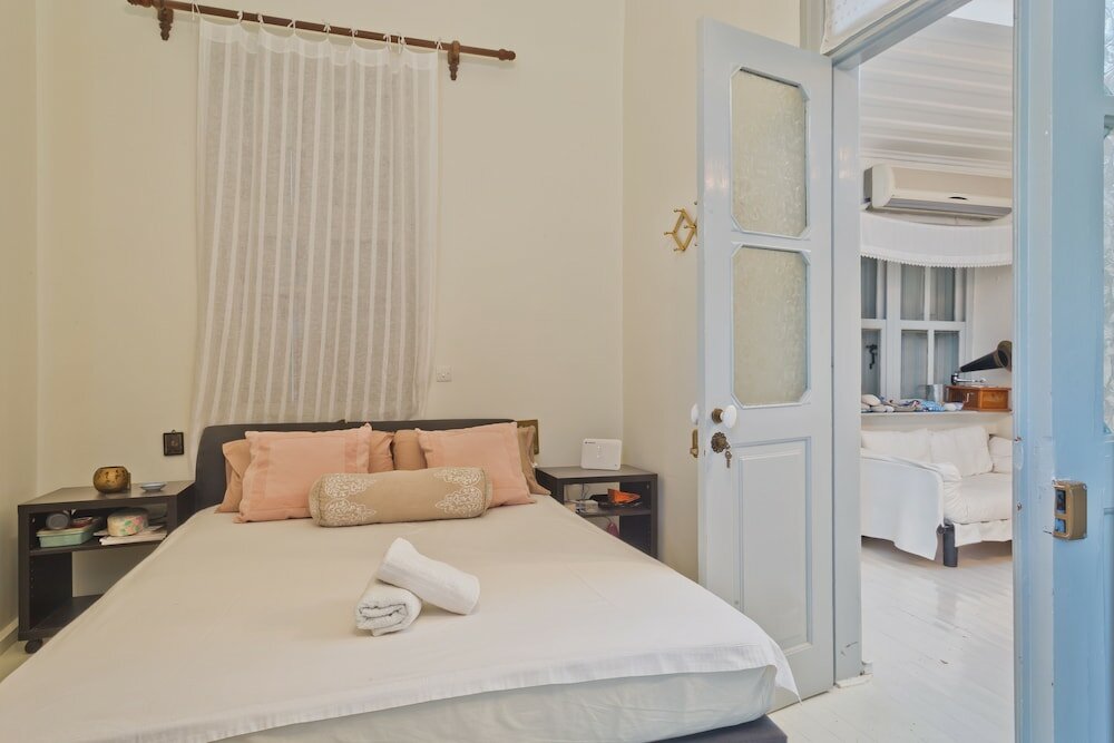 Фото White Traditional House