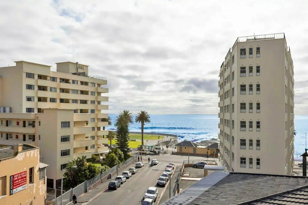 Hotel Bright and Stylish Beachfront Apartment, Capetown, photo