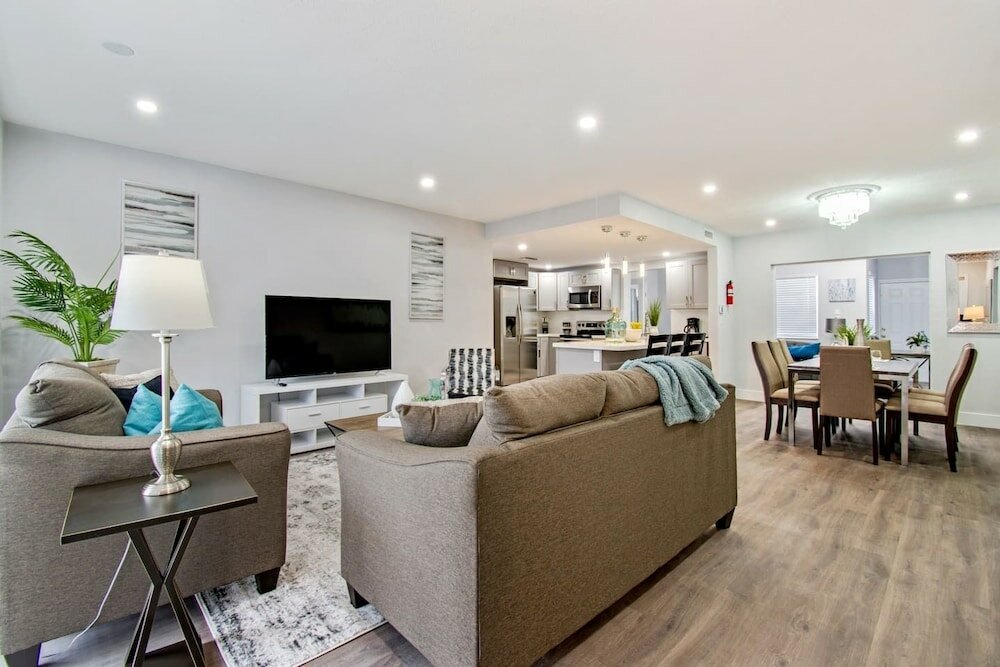 Фото Trendy 4br House with All New Furnishings & Hot Tub