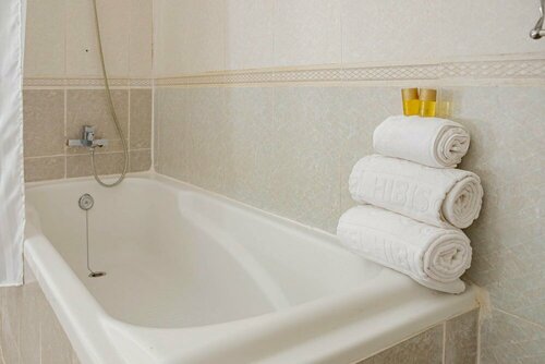 Гостиница Hotel Hibiscus Louis в Либревиле