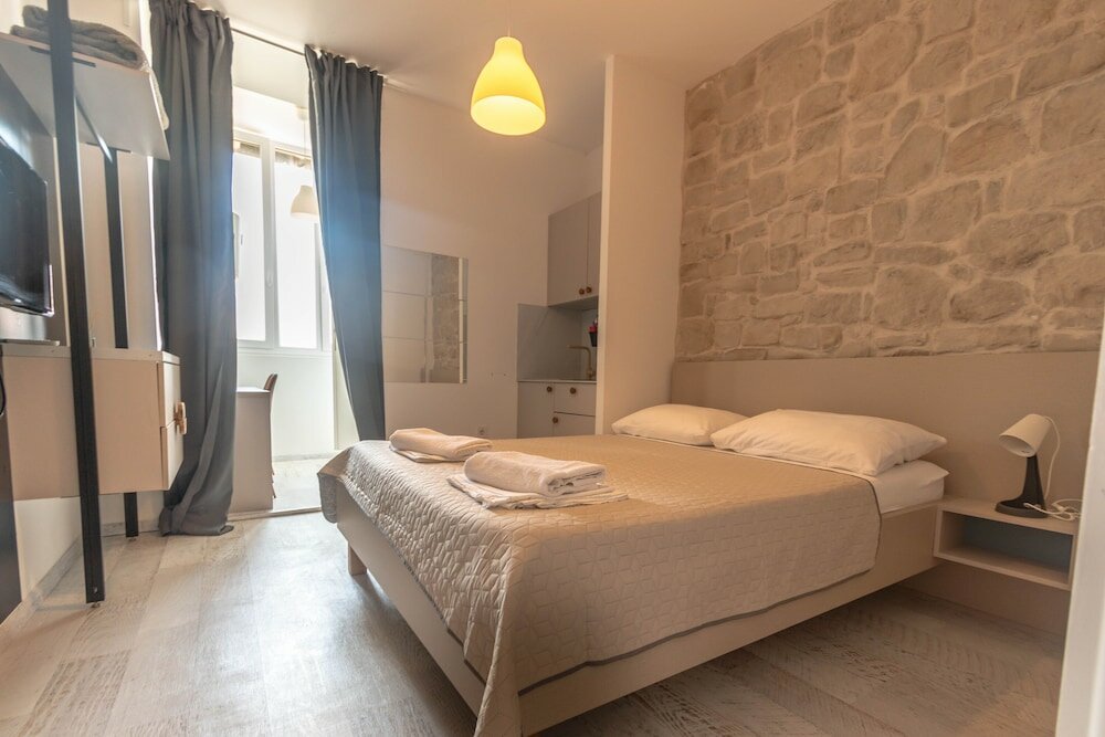 Фото City Center Studio Apartments L&b