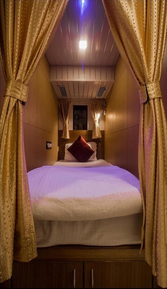 Фото Hotel Qubestay Airport