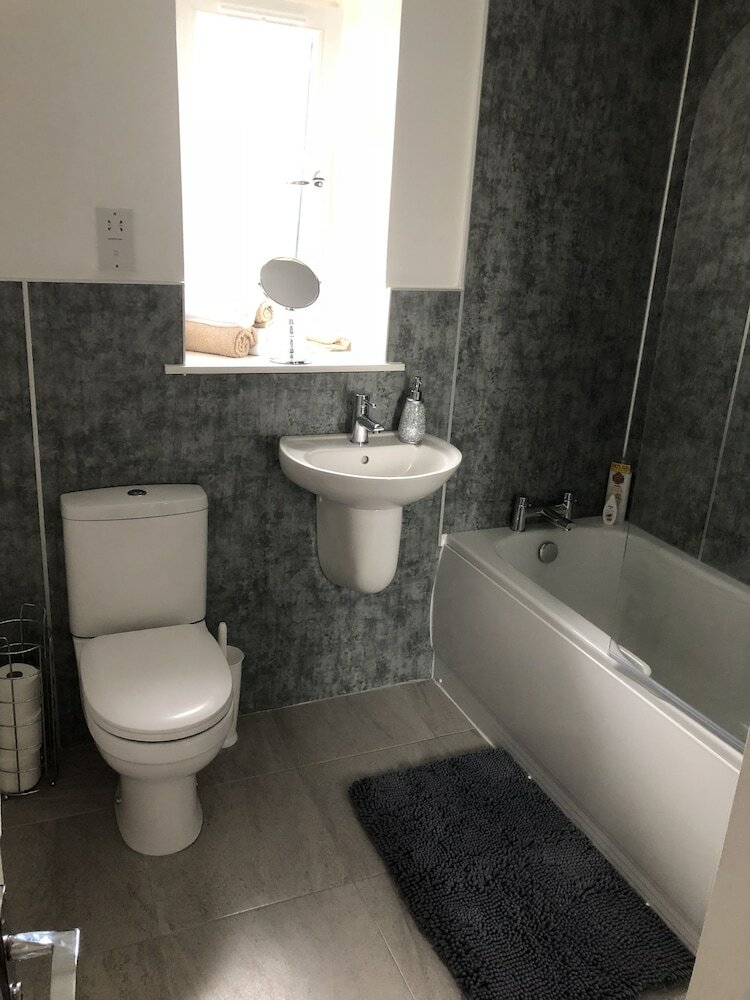 Фото Large Apartment Gla Airport