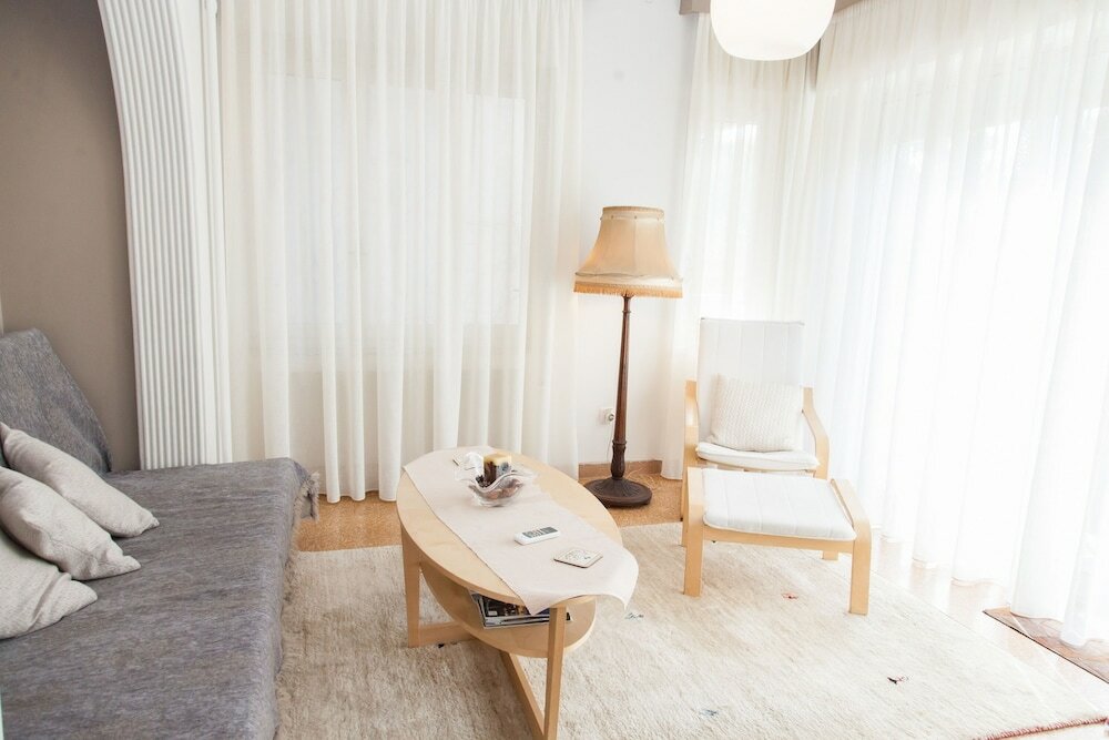 Фото Fabulous Apartment Across Flisvos