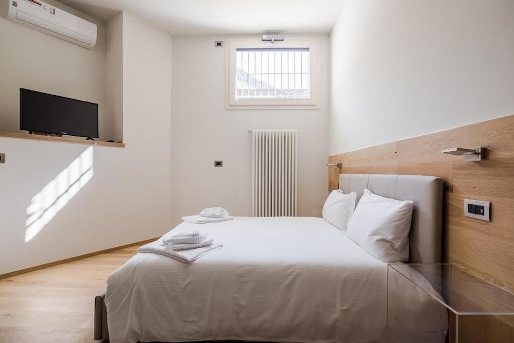 Фото Sant'orsola Suites Apartments