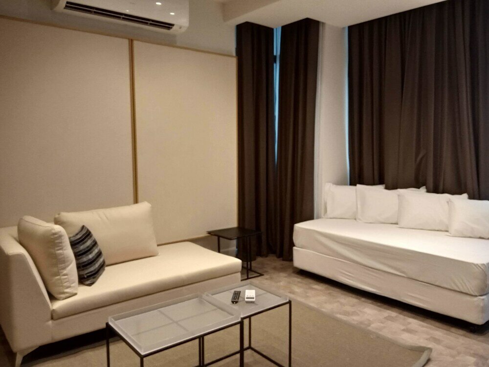 Фото Expressionz Professional Suites by iHost Homes 2