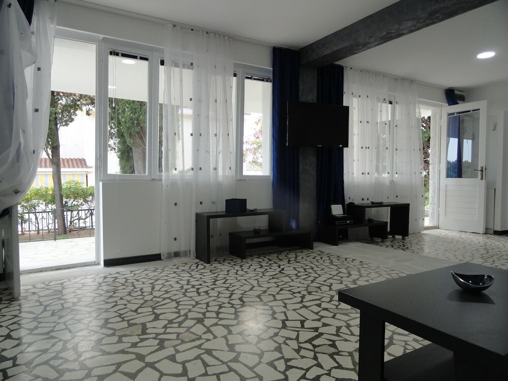 Фото Petrovac Holiday House with pool