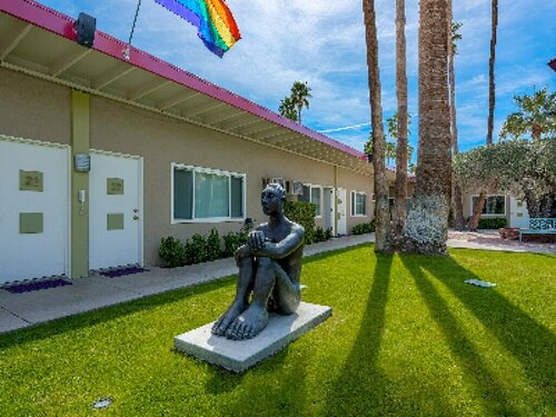 Гостиница Inndulge - Iconic Gay Men's Resort в Палм-Спрингс