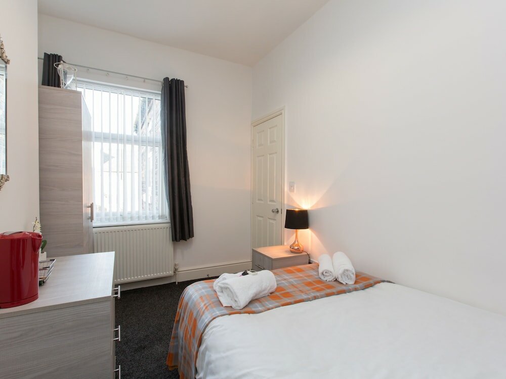 Фото Townhouse Plus @ 166 Edleston Road Crewe