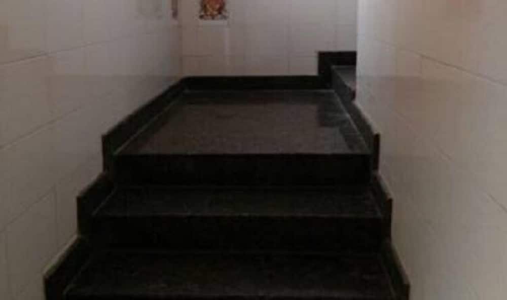 Фото Iroomz Amrutha Residency