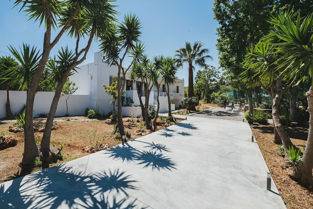 Фото Mid-Century Modern Villa Vintage Charm