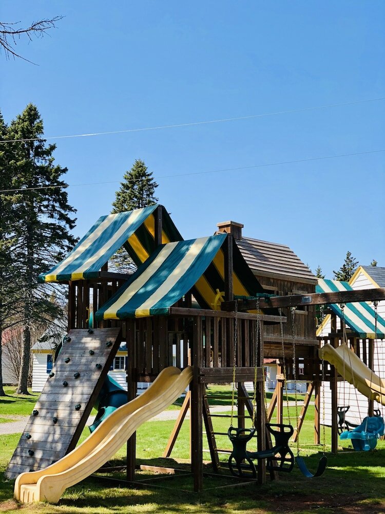 Фото Green Gables Bungalow Court